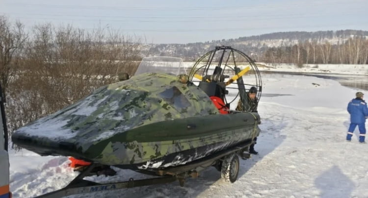 Лодка с тремя людьми опрокинулась на реке Тилик в Иркутской области