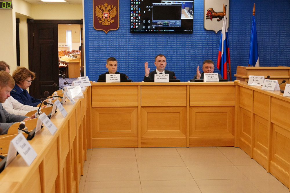 Заседание депутатов с обсуждением на повестке дня.