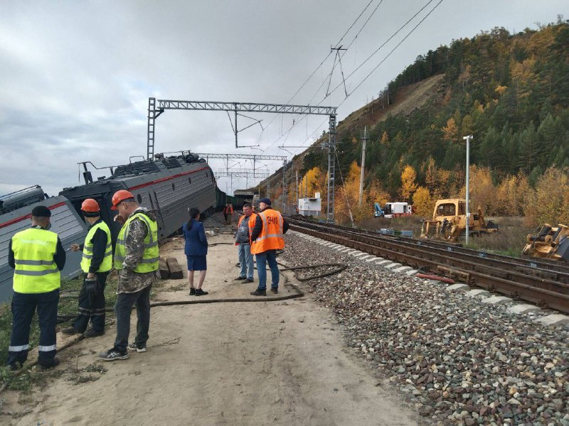 Локомотив грузового поезда сошел с рельс на БАМе в Бурятии