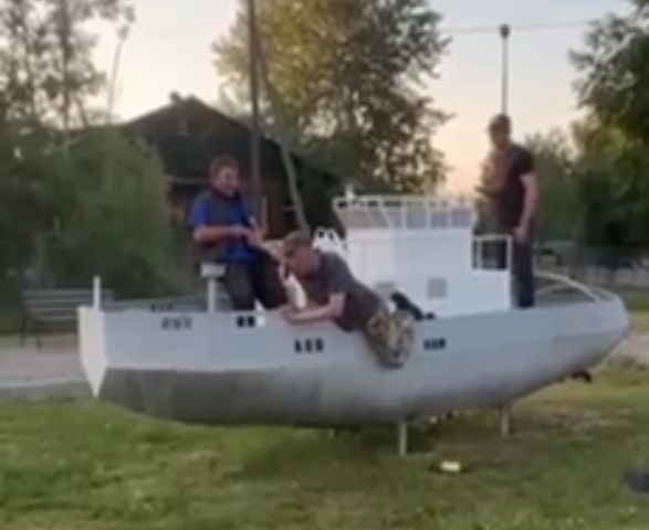 В Качуге Приангарья трое мужчин устроили фотосессию на макете корабля и попали под статью