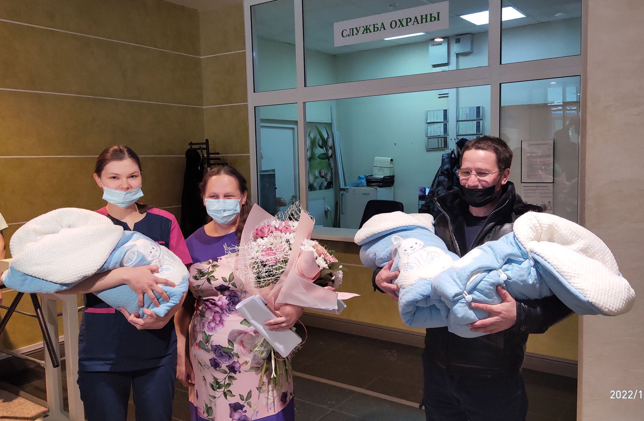 Маму с тройняшками торжественно выписали из иркутского роддома