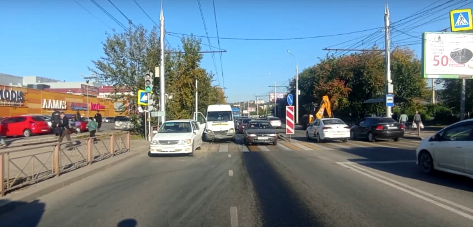 Маршрутка столкнулась тойотой на улице Сергеева в Иркутске. Пострадали два пешехода и пассажир