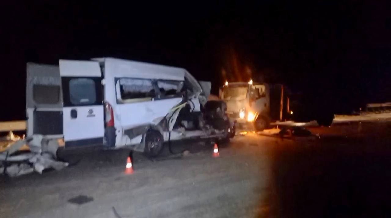 Маршрутный автобус столкнулся с грузовиком на трассе "Байкал". Есть пострадавшие