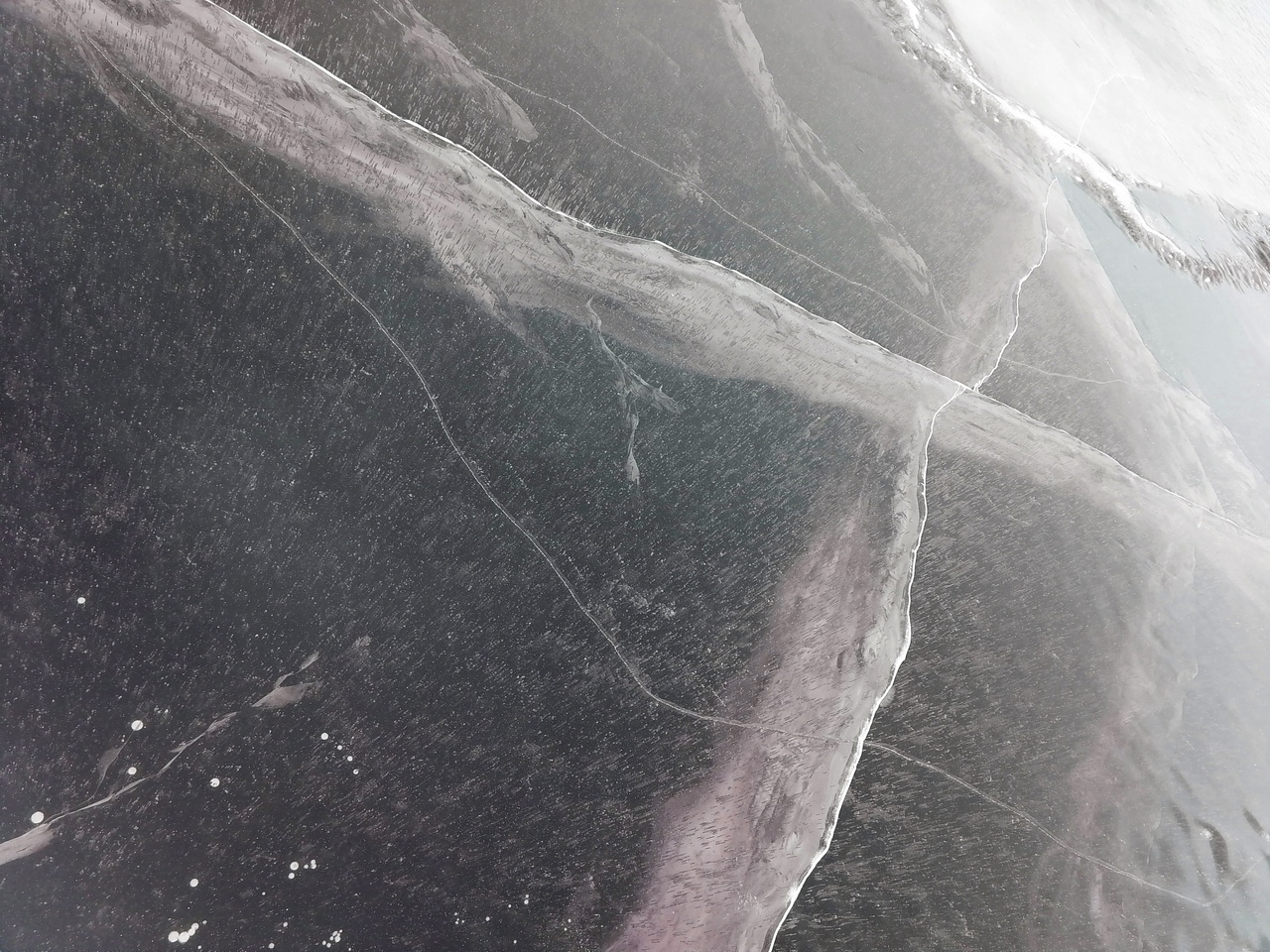 Машина с тремя рыбаками провалилась под лед на Байкале. Все выжили
