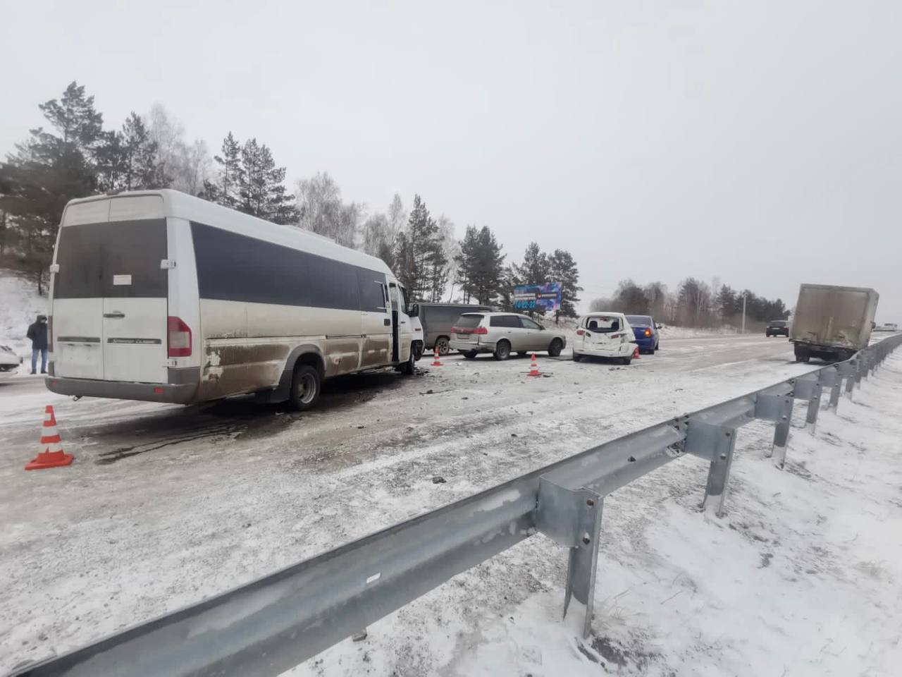 Массовая авария с участием нелегального пассажирского автобуса произошла в Иркутском районе