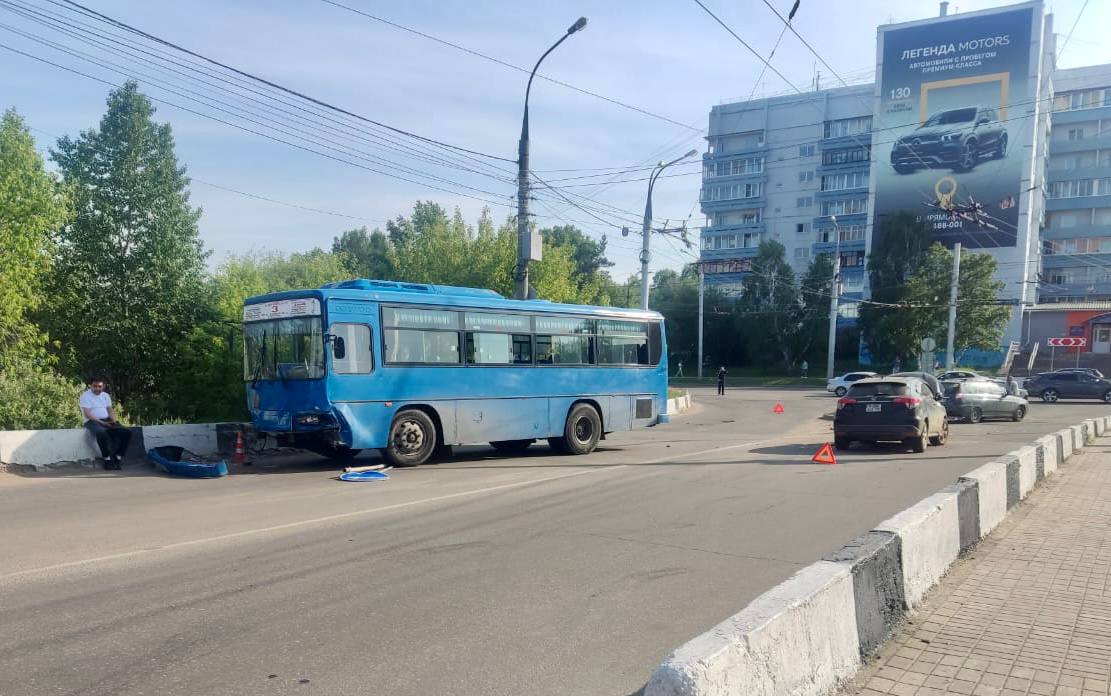 Массовое ДТП с участием автобуса произошло в Иркутске вечером 19 июня