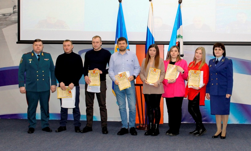 МЧС наградило молодых людей, спасших детей на пожаре в Иркутске 11 марта
