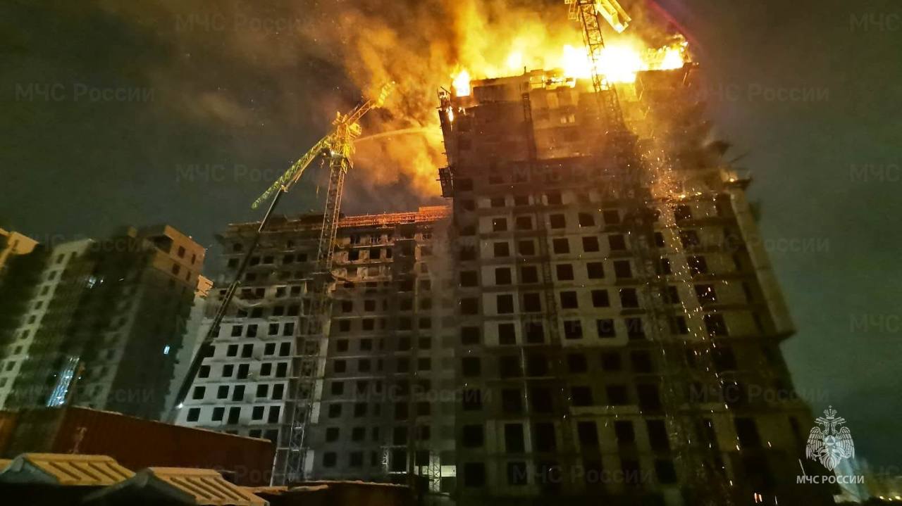 МЧС установило причину пожара в строящейся многоэтажке на Байкальской в Иркутске