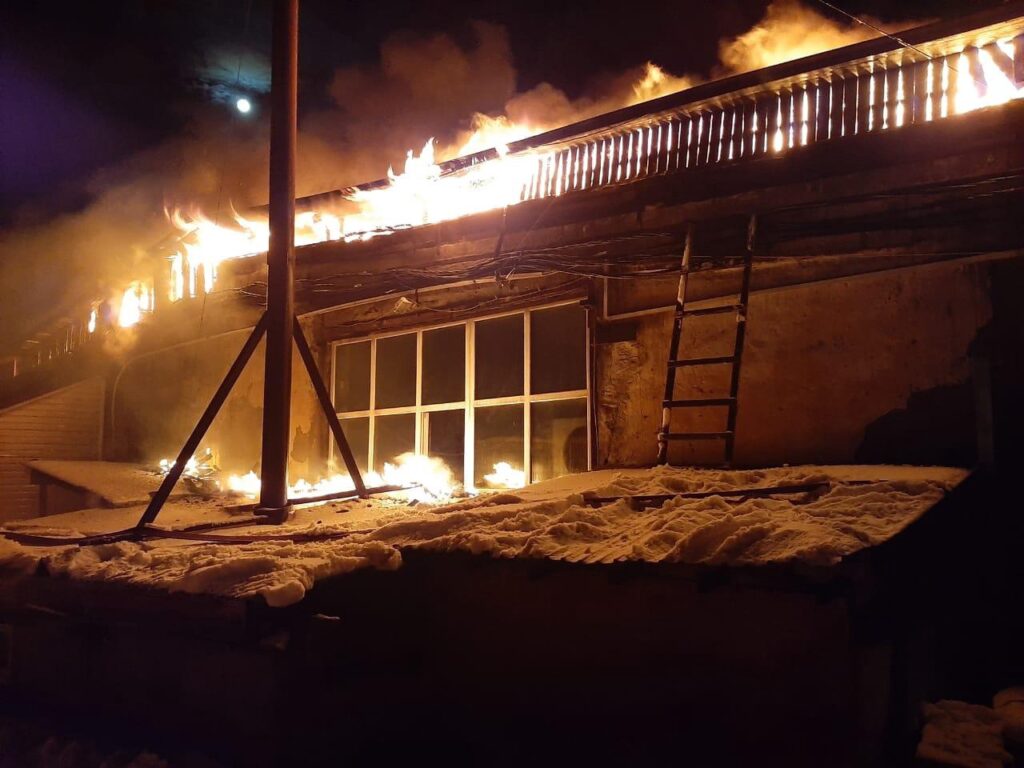 Мебельный цех с майнинговой фермой сгорел в Ангарске