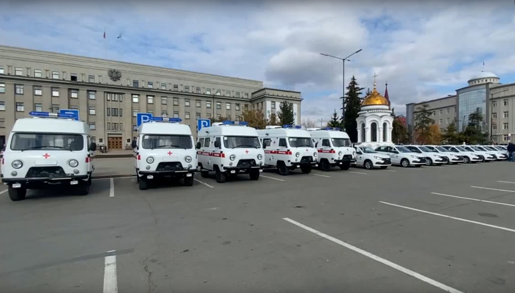 Медучреждения Иркутской области получили новые легковые автомобили и машины скорой помощи