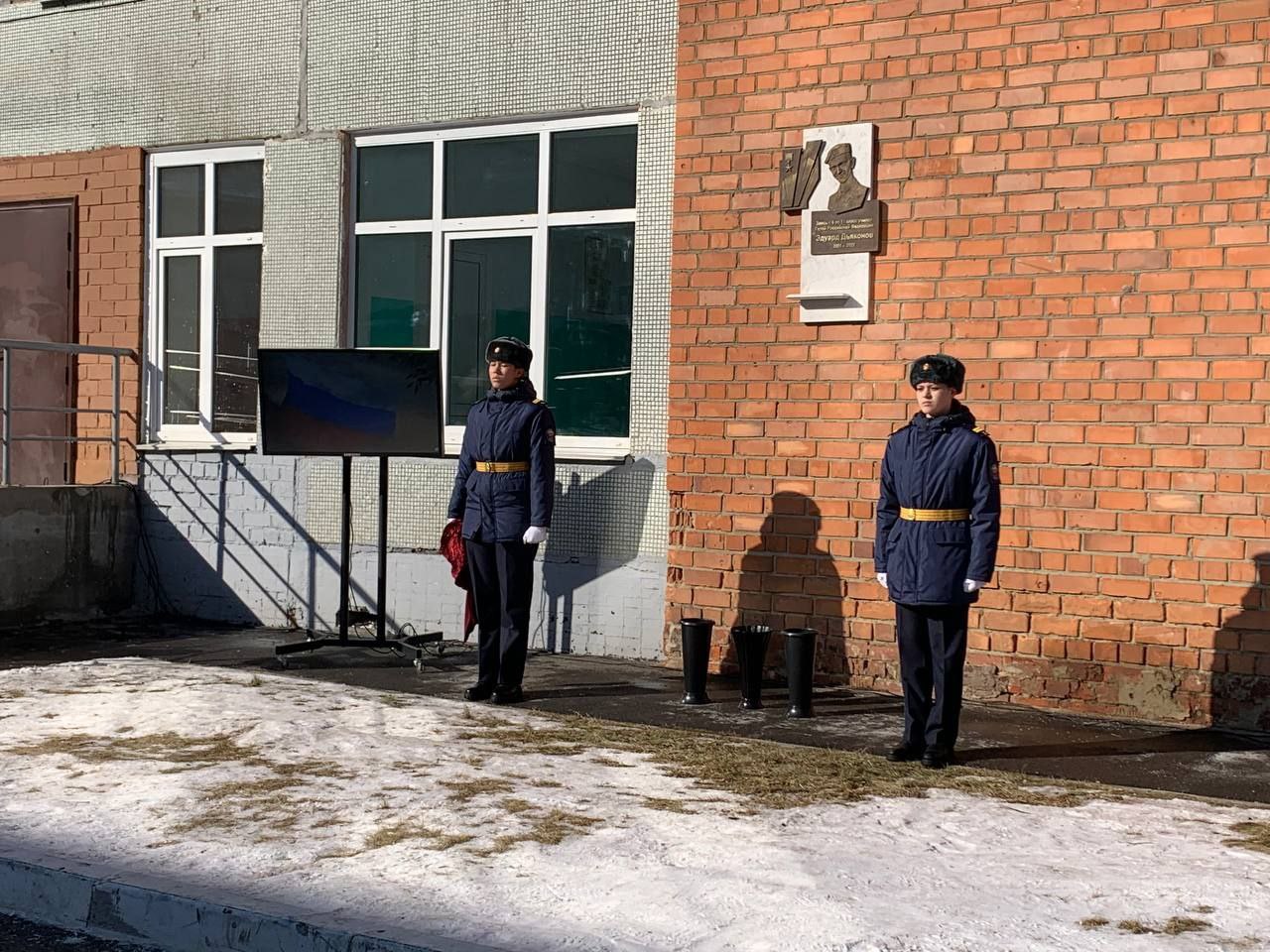 Мемориальную доску участнику СВО Эдуарду Дьяконову открыли в Иркутске