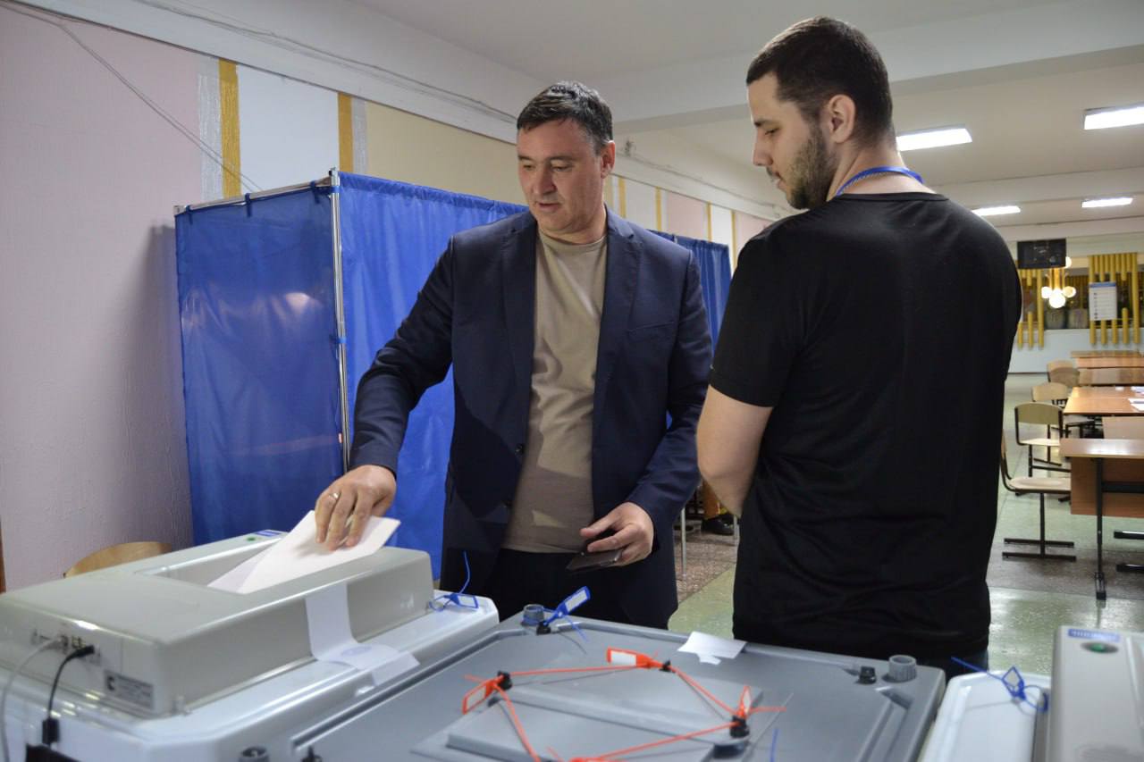 Мэр Иркутска проголосовал на выборах депутатов областного Заксобрания