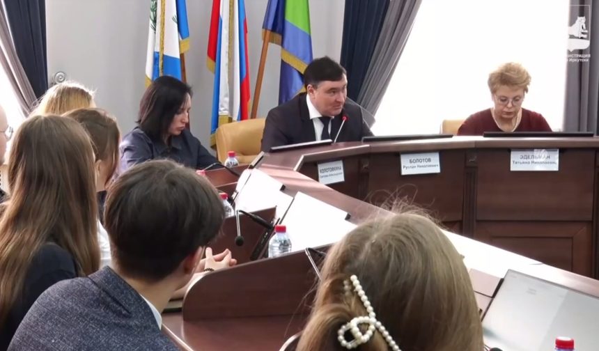 Мэр Иркутска провел открытый диалог с участниками "Движения первых"