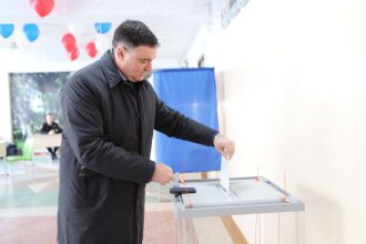 Мэр Иркутска Руслан Болотов проголосовал на выборах президента
