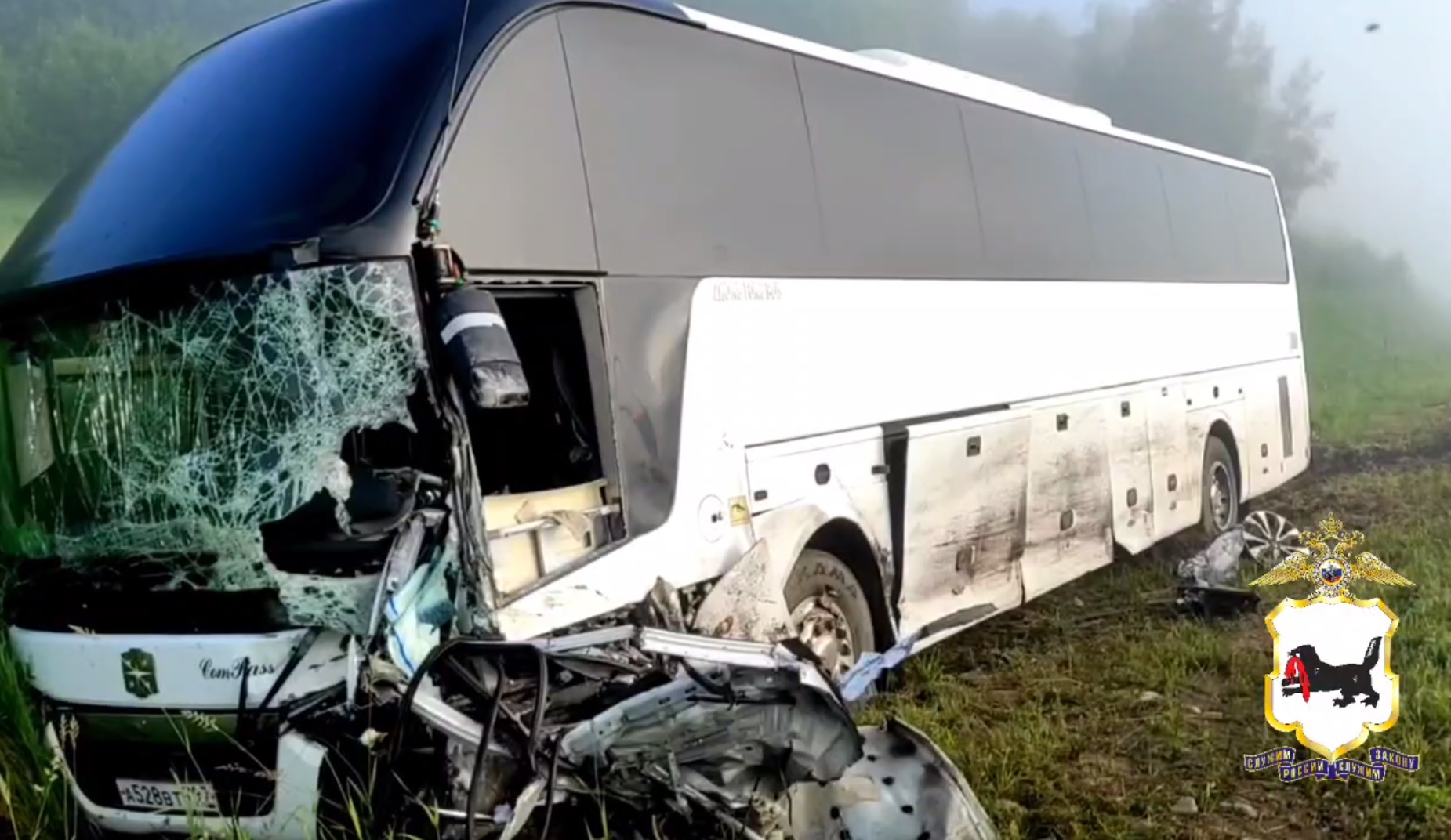 Междугородний автобус и иномарка столкнулись в Иркутской области. Двое погибших