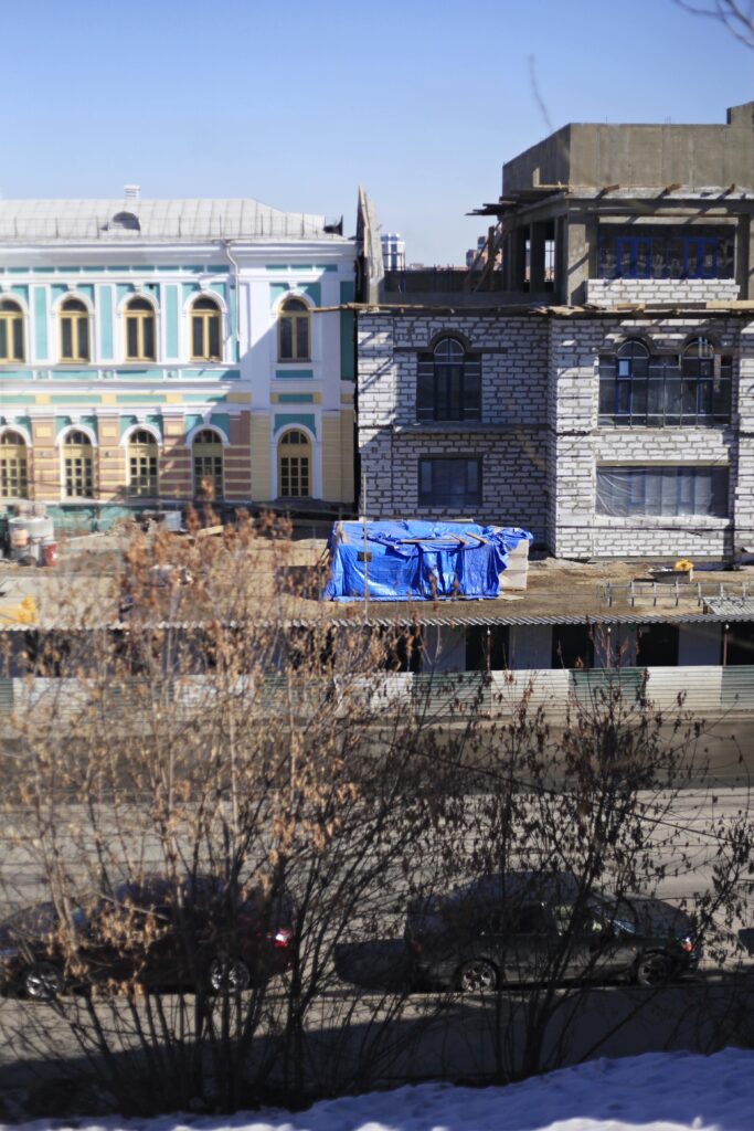 Стройка продолжается. В новом здании жд вокзала Иркутска уже вырисовывается третий этаж