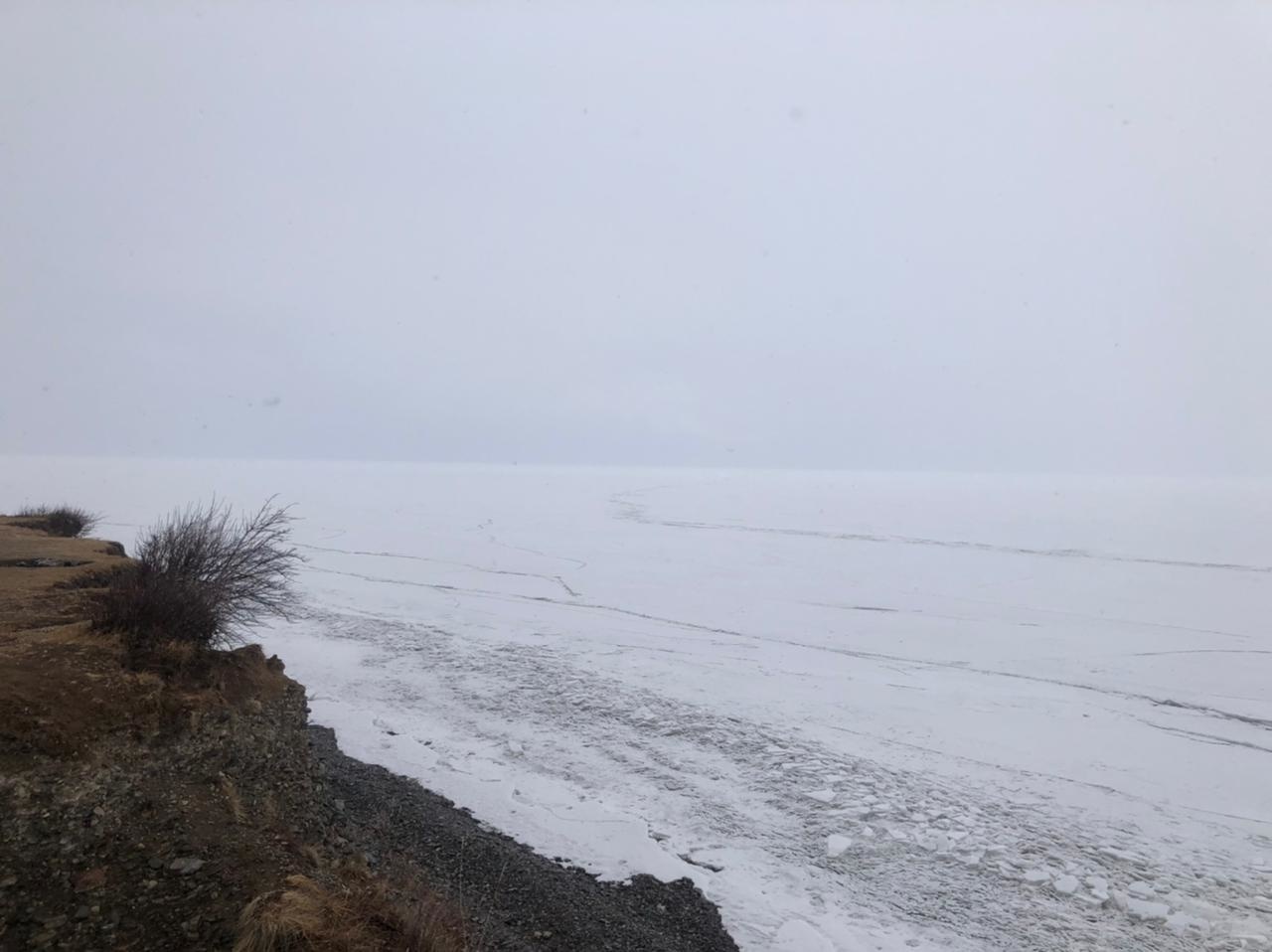 Многочисленные трещины зафиксированы на льду Байкала в Слюдянском районе