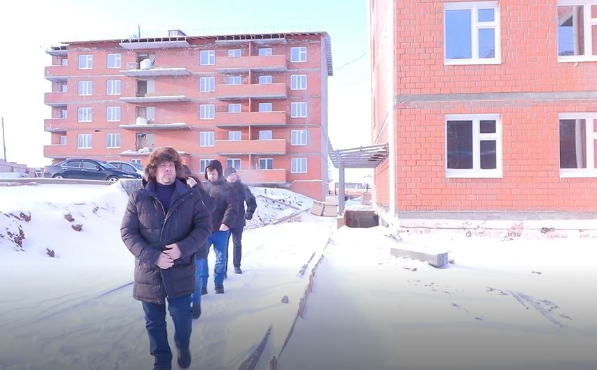 Многоэтажки на улице Котельной для переселенцев из аварийного жилья в Братске обещают достроить в марте