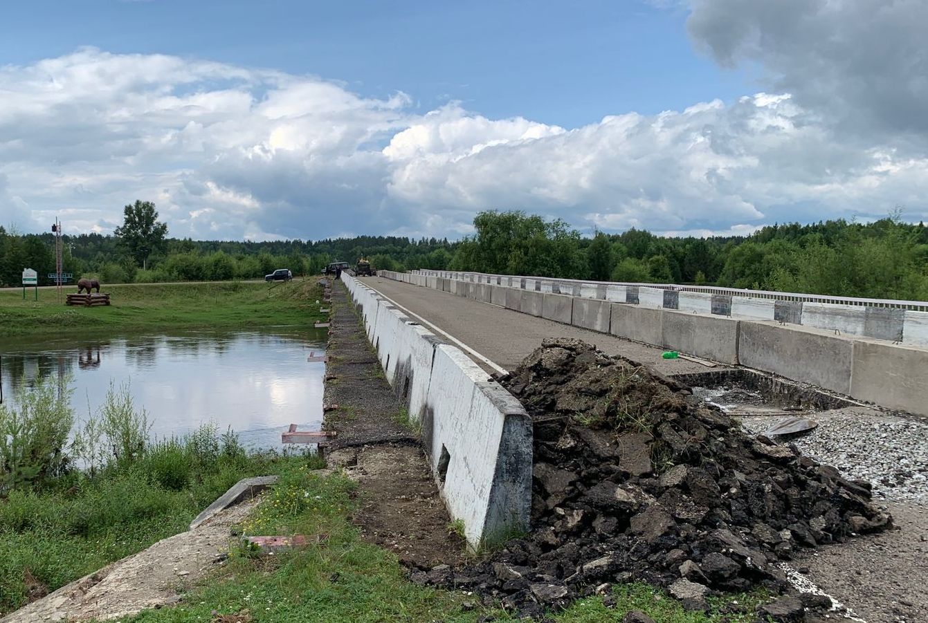 Мост через реку Тагна ремонтируют в Заларинском районе