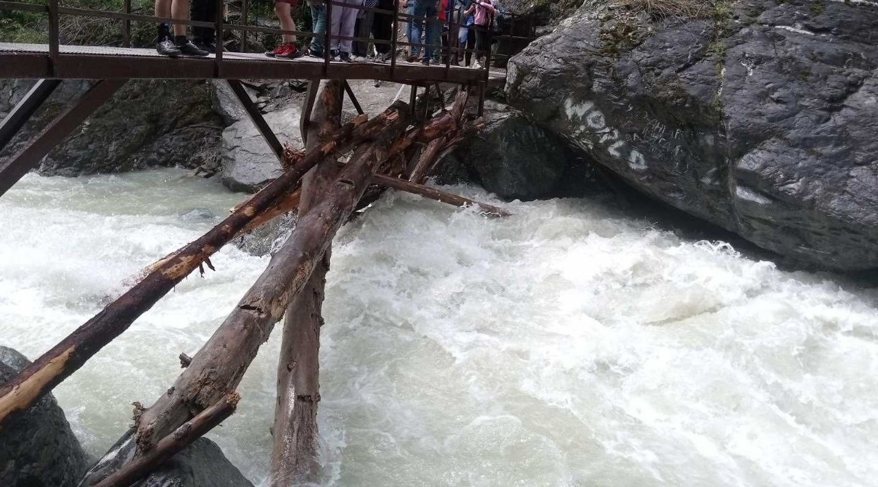 Мост на первом водопаде через Кынгыргу на Аршане стал небезопасен после паводков