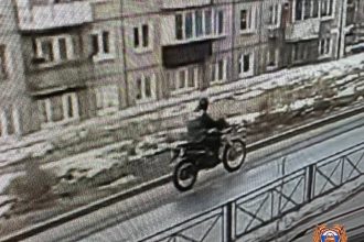 Мотоциклист наехал на женщину с коляской в Иркутске. Его ищут