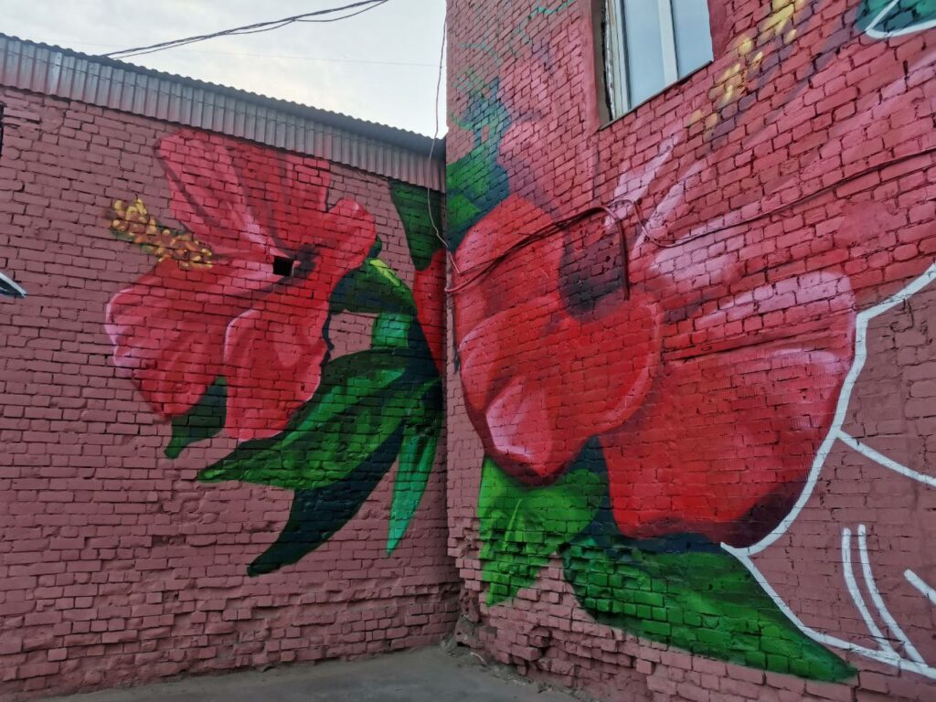 Дом ветеранов в Иркутске украшают художественной росписью