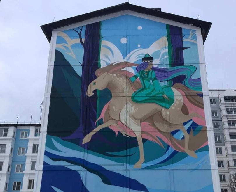 Мурал появился на фасаде одного из домов Усолье-Сибирского в рамках проекта «Музей под открытым небом»