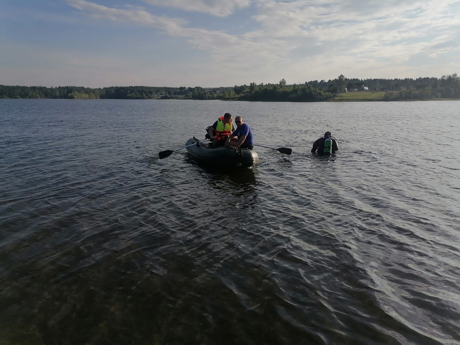 Мужчина и женщина утонули в водоемах Приангарья 25 июля. Их тела ищут водолазы