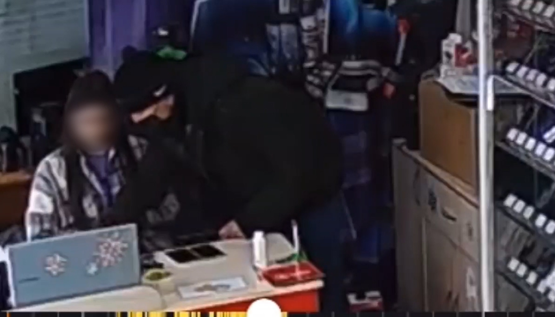 Мужчина ограбил магазин скупки в Иркутске