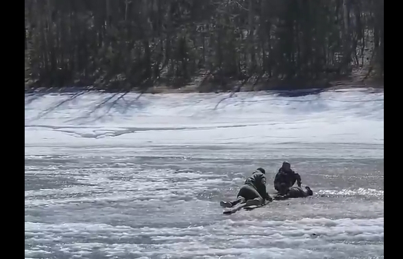 Мужчина спас провалившегося под лед ребенка в Братске