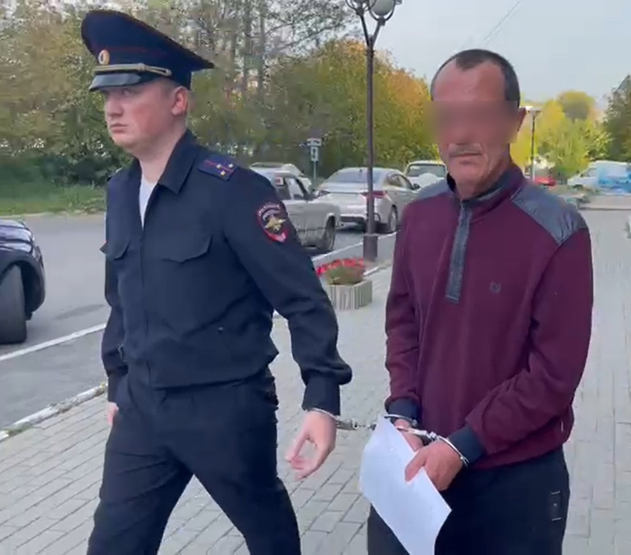 Мужчина угрожал жителям дома на Дальневосточной горлышком от разбитой бутылки