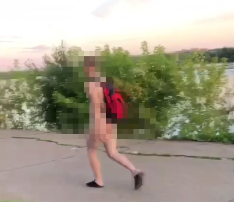 Мужчине, гулявшему голым по набережной Иркутска дали 8 суток ареста