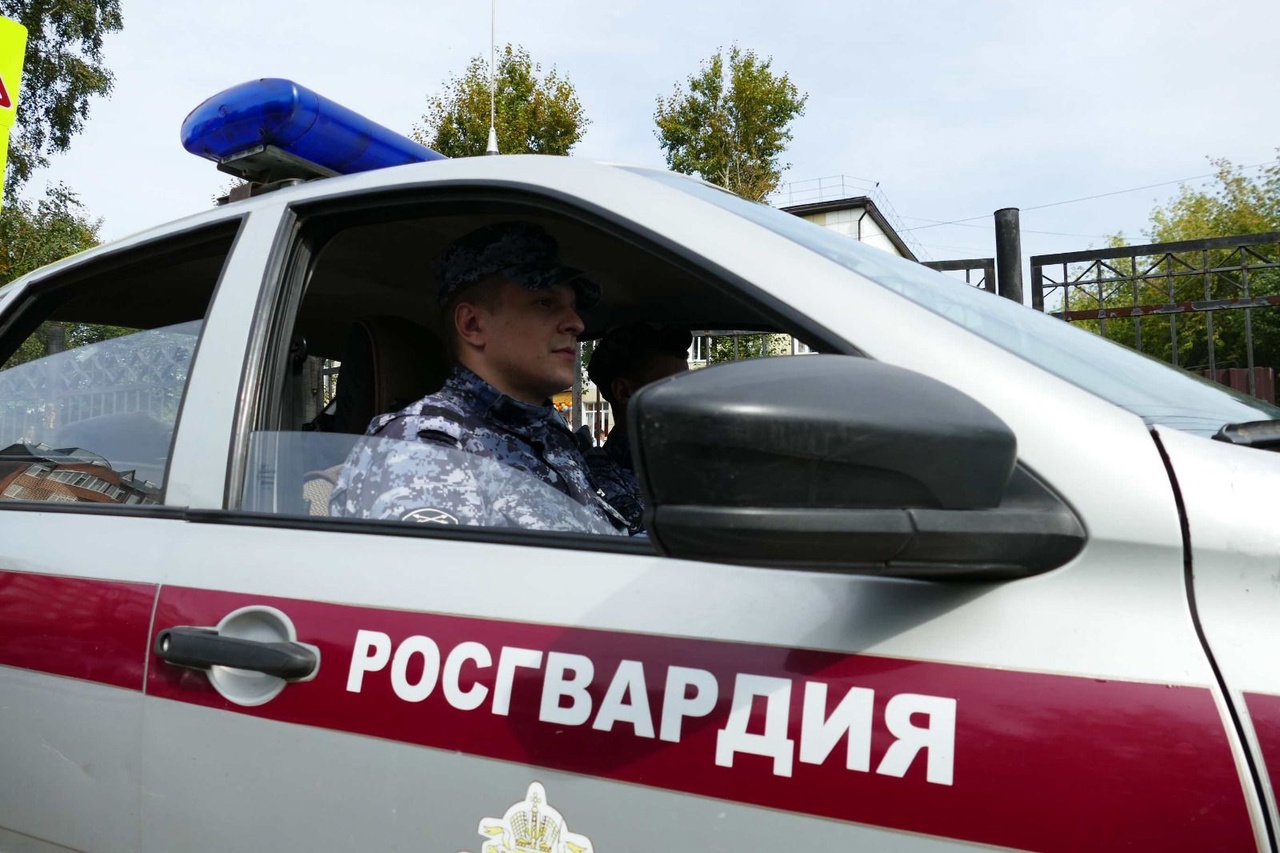 Мужчину, пугавшего детей, задержали у школы №16 в Иркутске