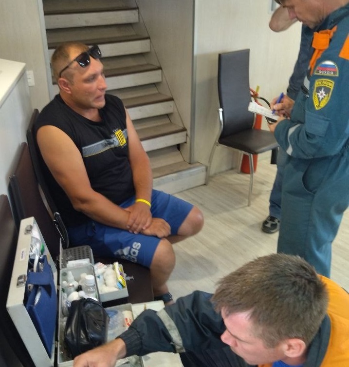 Медицинская помощь мужчине в помещении