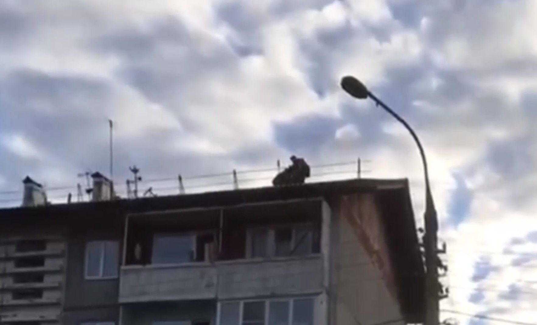 Мужчину спасли от прыжка с крыши в Мегете