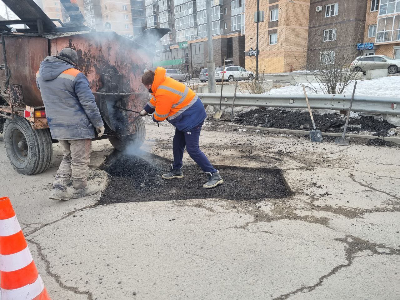 На 30 участках дорог Иркутска с начала недели устранили крупные ямы
