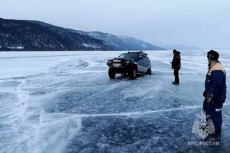 На Байкале эвакуировали пассажиров провалившегося под лед авто