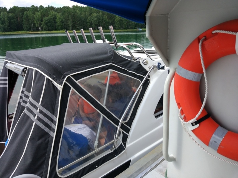 На Байкале спасли пассажиров дрейфующего катера