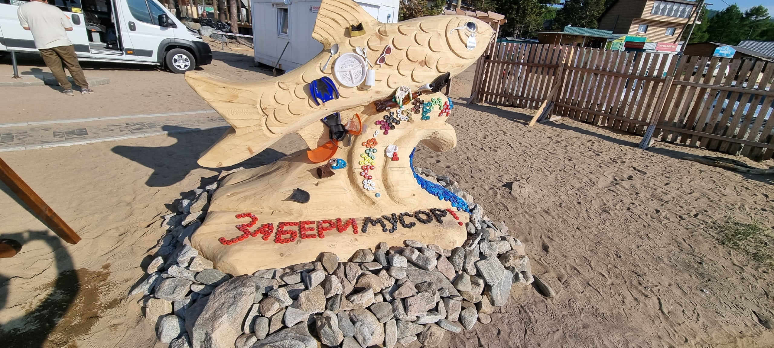 На берегу Байкала появился арт-объект «Омуль-экстремал»