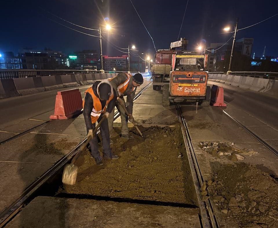 На Глазковском мосту в Иркутске по ночам меняют бетонные плиты трамвайных путей