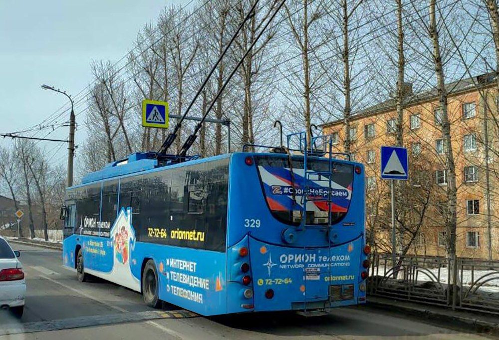 На иркутских троллейбусах и автобусах появились лозунги в поддержку России