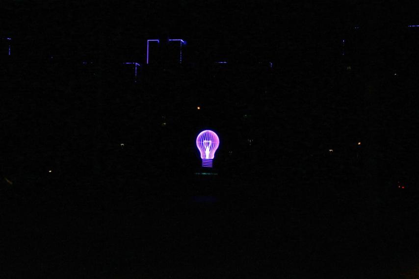 На кольце поселка Энергетиков в Иркутске зажгли стелу-лампочку