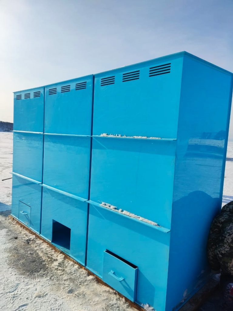 На льду Малого Моря установили первые туалеты
