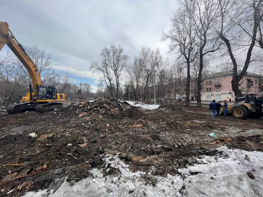 На Норильской в Иркутске очищают участок под строительство школы