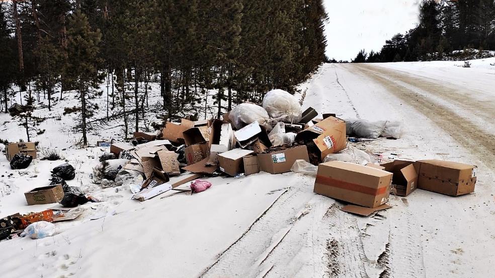 На Ольхоне местный предприниматель вывалил мусор прямо на дорогу