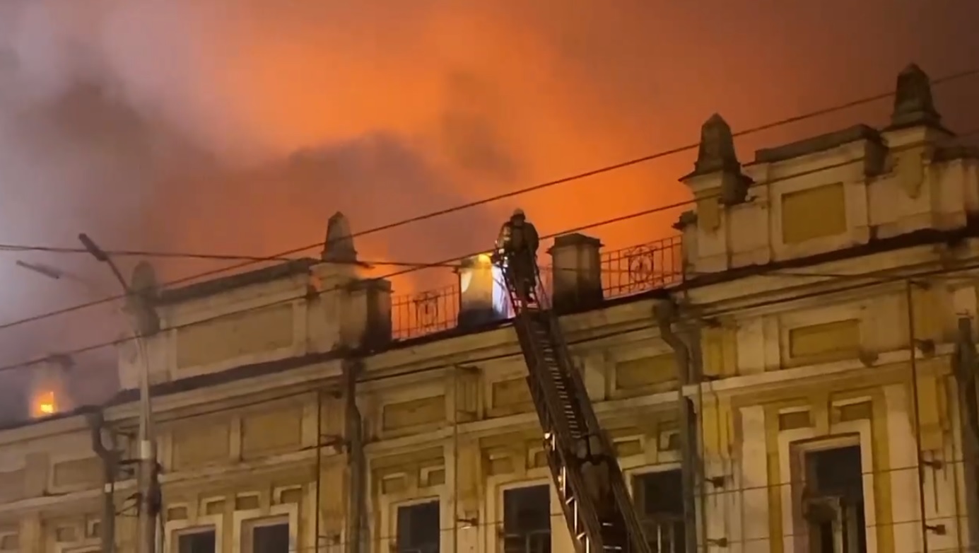На пожаре на улице Ленина в Иркутске огонь перекинулся на здание ТЮЗа