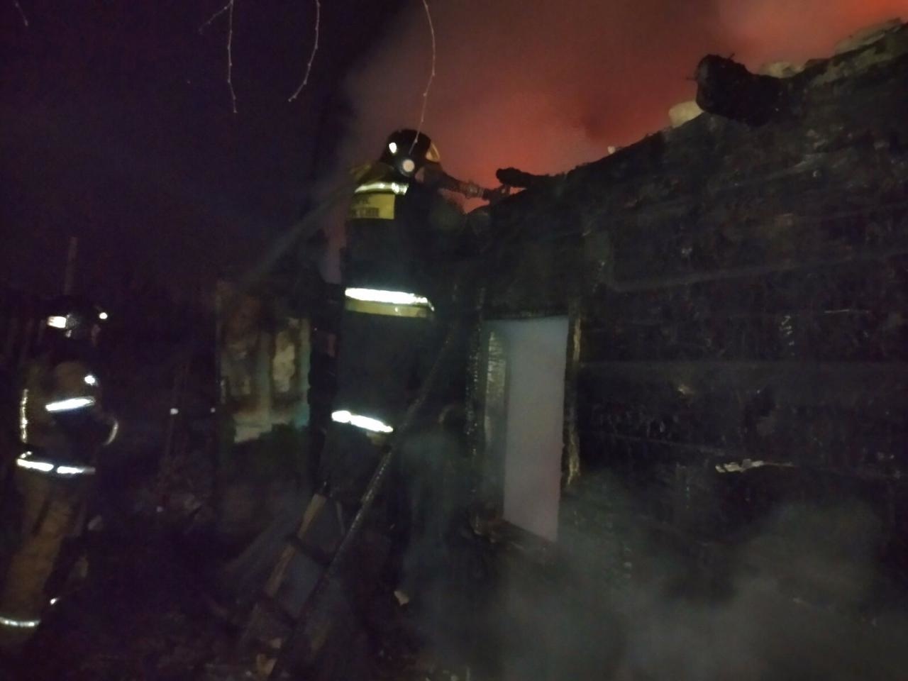 На пожаре в Шелеховском районе погиб мужчина и чуть не сгорели три строения