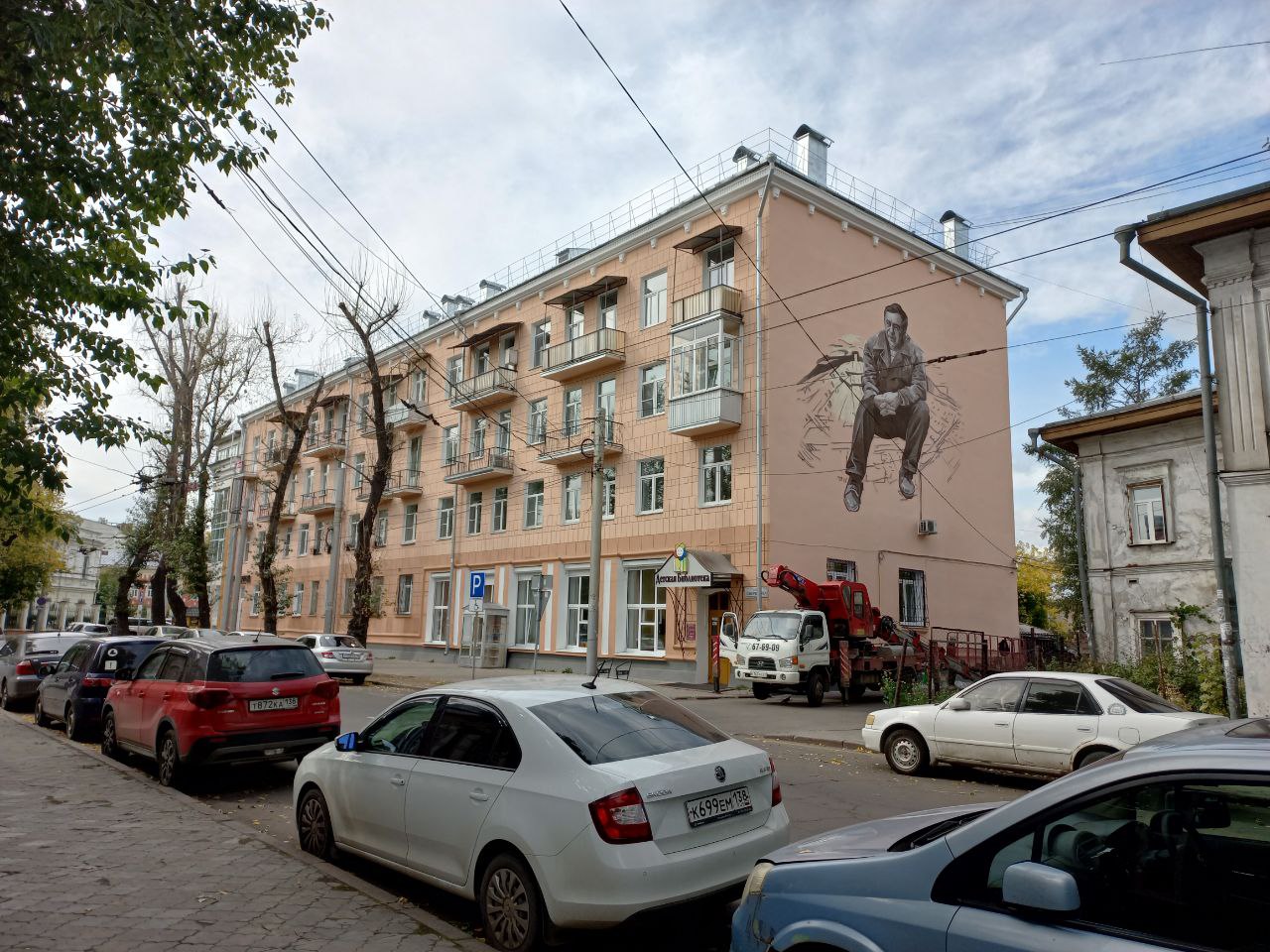 На стене жилого дома в Иркутске появился портрет Валентина Распутина