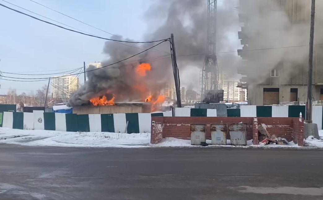 На стройке в ЖК "Эволюция" в Иркутске горит бытовка