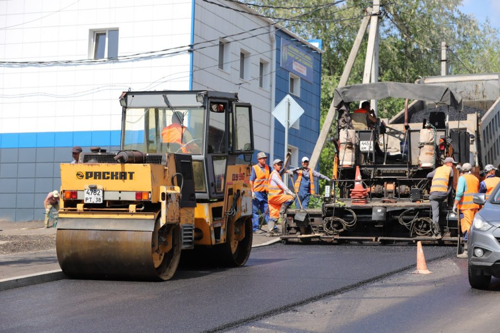 На улице Сеченова в Иркутске начали укладывать финишный слой асфальта